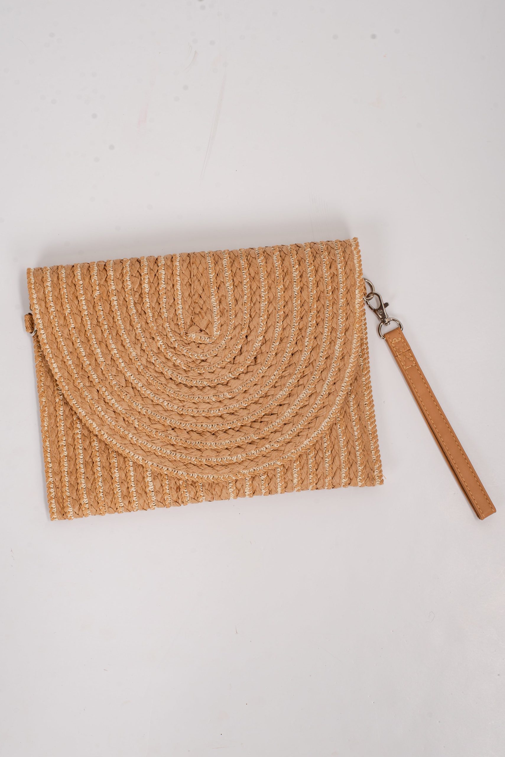 shopdressup_tan_straw_clutch_89df4316-afc2-4696-a3b0-c8299d944d2a.jpg