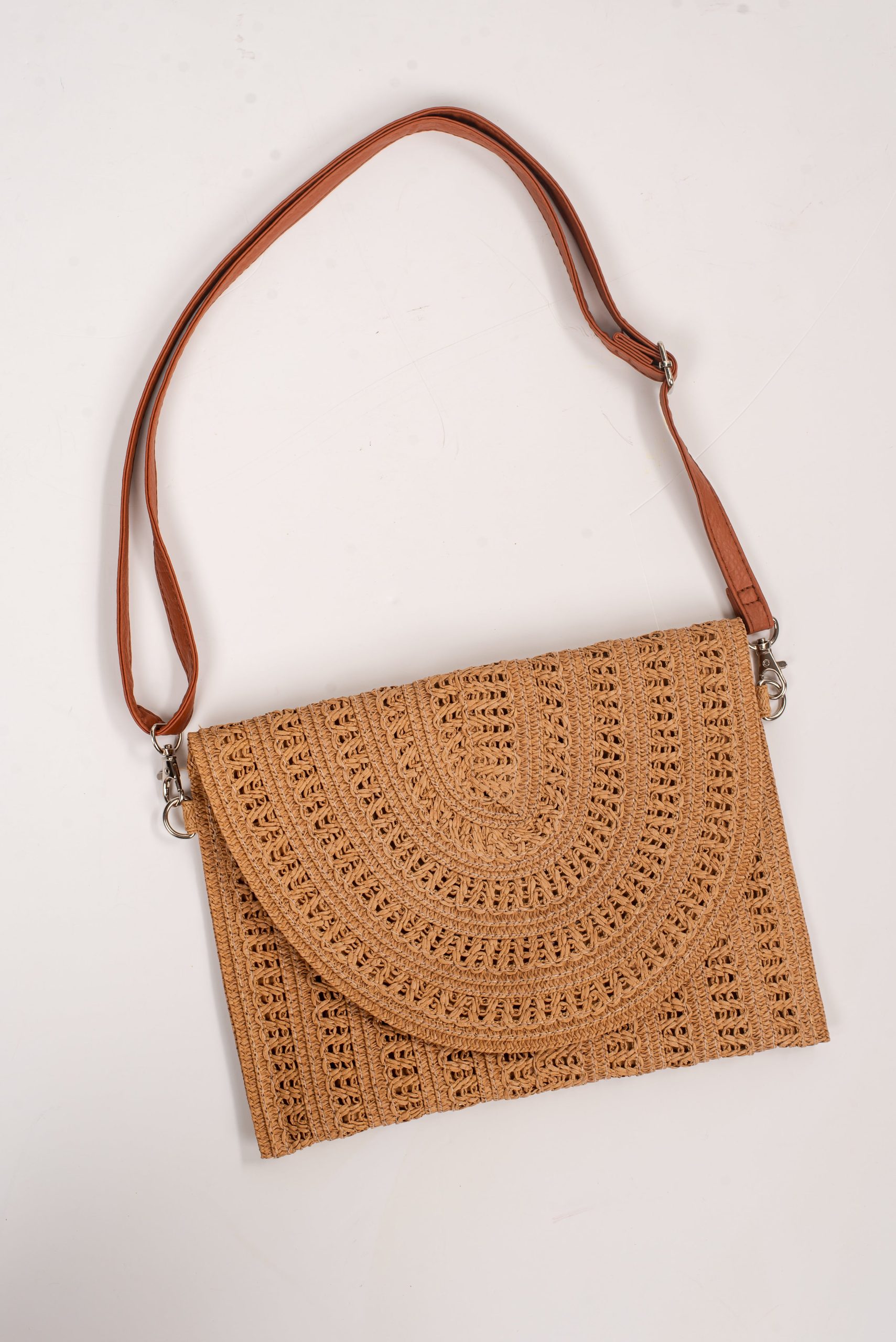 shopdressup_taupe_straw_clutch-4_73d91ef3-f333-44e1-bf1e-7b01e8dd6dbd.jpg